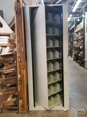 Gabinete Giratorio Rescatado, 92.5" Alto, Acero con Almacenamiento Oculto, Historia Ferroviaria Foto 1 de 4