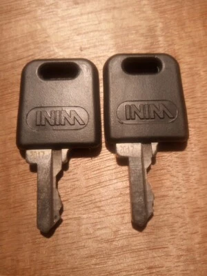 2x Nachschlüssel Code 2017 für HUWIL N Profil Stahlschrank ,Möbelzyl. - Bild 1 von 2