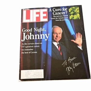 Johnny Carson Firmado Autografiado LIFE Revista Cubierta The Tonight Show Anfitrión TV - Imagen 1 de 3