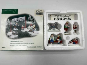 DEPT 56 Heritage Village North Pole Series Christmas Fun Run #56434. - Bild 1 von 9
