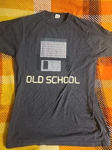 Lustiges anthrazitfarbenes Herren-T-Shirt Größe M Diskette Old School Bay Island Grafik Shirt - Bild 1 von 8