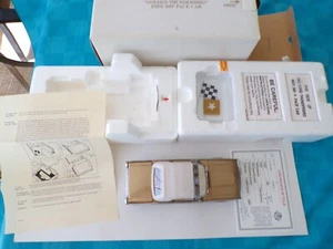 Danbury Mint 1961 T-Bird Golden Pace Car mit Papieren Maßstab 1:24 - Bild 1 von 7