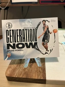 2025-26 Topps Baloncesto Drake Powell Novato Generación Ahora #GN-22 RC Redes G2 - Imagen 1 de 2