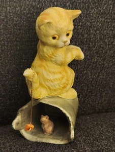 Vintage Enesco Whimsy Orange Tabby Cat With Mouse And Cheese Sitting On A Pail - Imagen 1 de 4