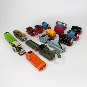 Lotto di (17) treni vintage anni 2000 Thomas & Friends take-along pressofusi usati - Foto 1 di 6