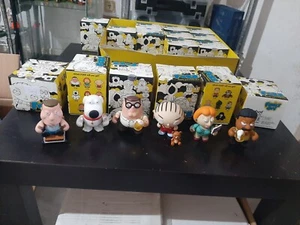 Kidrobot Griffin/Family Guy 6 Figures NEW 6 Personaggi NUOVI - Foto 1 di 4