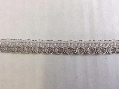 Borde de encaje gris claro - #832 --el encaje es de 3/8 pulgadas + cabezal de 1/4 pulgada de ancho--15 yardas Foto 1 de 3