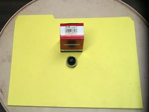 BRIGGS & STRATTON PRIMER W/ RETAINER - PART#494408/694394 - NEW OEM SERVICE PART - Picture 1 of 2
