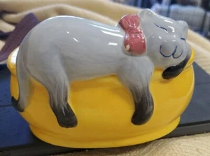 Keramik KATZE niedliche graue Katze schläft auf Rand von gelb Übertopf Schale Schmuckschale - Bild 1 von 7