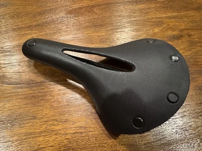 Brooks C19 резное камбиевое всепогодное седло - черное - Изображение 1 из 4