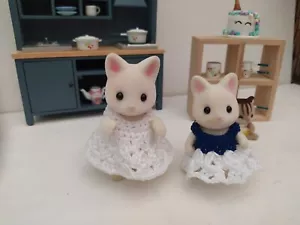 Lote De Ropa Para animales calico critters vestidos ganchillo Sylvanian familia - Imagen 1 de 3