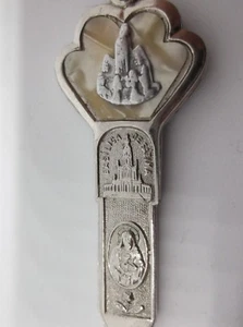 Recuerdo de Fátima, llave metálica con basílica y Nuestra Señora de Fátima - Imagen 1 de 10