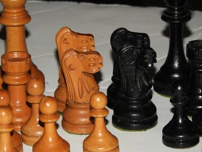 ¿Lardy vintage? Piezas de ajedrez fondo de fieltro negro y marrón de madera ponderada LEER Foto 1 de 4