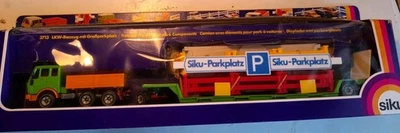 Siku  3713  Mercedes  Benz  2232  LKW  mit  Großparkplatz komplett in OVP - Bild 1 von 4