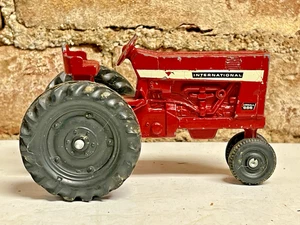 TRACTOR DE GRANJA DE JUGUETE FUNDIDO A PRESIÓN ROJO PEQUEÑO 5" INTERNATIONAL FARMALL 656 DE COLECCIÓN - Imagen 1 de 8