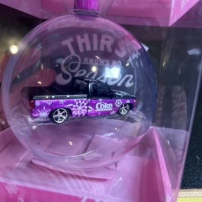 2025 M2 Máquinas Coca-Cola Adorno de Navidad 1990 Chevy C1500 Silverado Foto 1 de 4