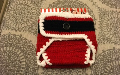 Capa de fralda de Papai Noel de crochê à mão tão adorável nova com etiquetas 6-12M vermelha/preta/branca - Imagem 1 de 3