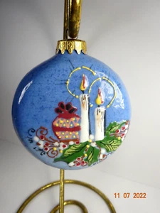 Hand Painted Victorian Blue 1980's Glass Christmas Tree Ornament 1/2 Round Bulb - Foto 1 di 6