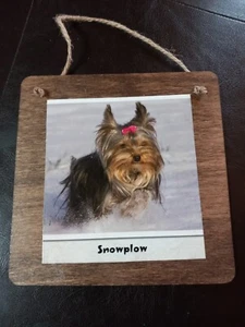 Cuadro Yorkie sobre madera. Quitanieves. Tiene cuerda para colgar. - Imagen 1 de 1