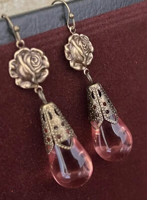 Art Nouveau Earrings Brass Roses W/ Antique Pink Blush Czech Glass Drops Foto 1 de 4
