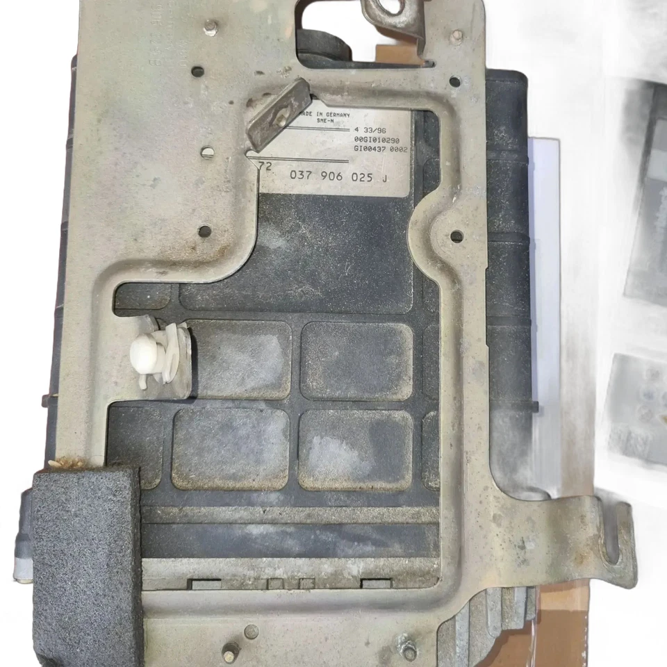 VW Golf III Cabrio 1996 Unità Controllo Motore 037906025J - Immagine 1 di 2