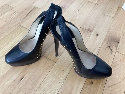 Brian Atwood 黑色吊带带金色耳钉,尺寸 7.5 — 第 1/4 张图片