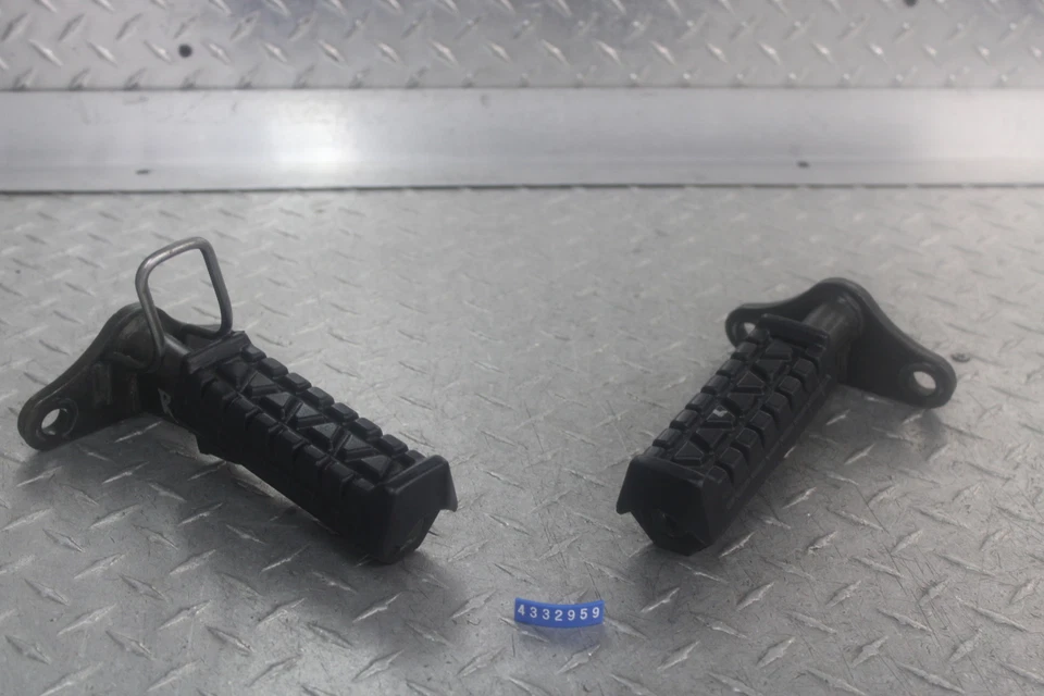 Yamaha Moto 4 YFM80 1986 juego de estriberas delanteras 55X-27411-01-00 55X-27421-01-00 Foto 1 de 4