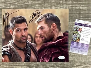 (SSG) Rare LIAM McINTYRE & MANU BENNET Signed 10X8 "Spartacus" Photo - JSA COA - Picture 1 of 5