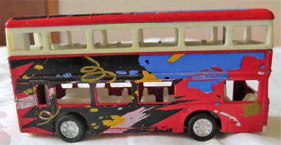 Kintoy Doppeldecker Bus Modern bemalt 9,5 cm lang Modellauto - Bild 1 von 4