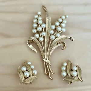 Vintage Krone Trifari Blumenstrauß Brosche mit passenden Ohrringen Set Kunstperlen vergoldet - Bild 1 von 10