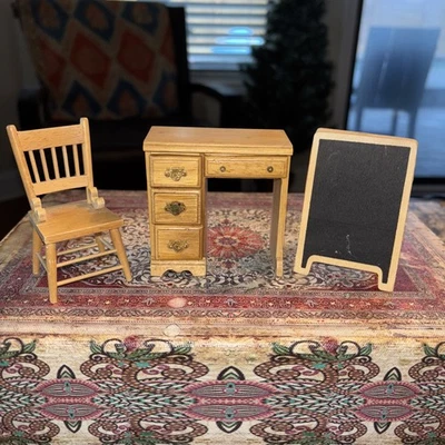 Escritorio, silla y pizarra miniatura de roble claro para casa de muñecas escala 1:12 Foto 1 de 4