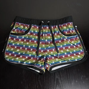 Neu mit Etikett Andrew Christian Herren Small S Pride Badeshorts Regenbogen Sterne/Streifen - Bild 1 von 6