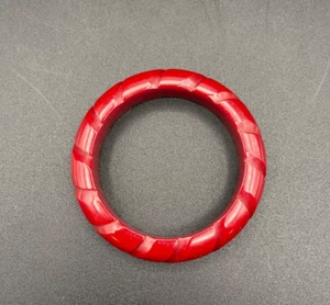 Bracelet vintage 5/8" en bakélite rouge cerise belles sculptures tourbillon rayé profond - Photo 1/3