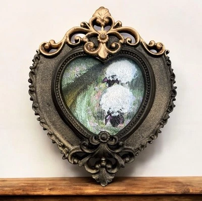 Duas ovelhas em paisagem floral impressão giclée arte fina em mini moldura estilo vintage - Imagem 1 de 4