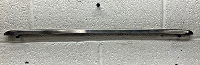 Moldura de borde de labio de maletero cromada GM 1957 Oldsmobile 98 (Bin98) usada OEM Foto 1 de 4