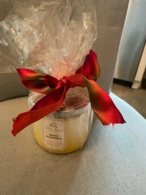 TOTALMENTE NUEVO Vela de 3 Mechas Gardenia Blanca de White Barn Gardenia Dulce Manzana Bambú Foto 1 de 4