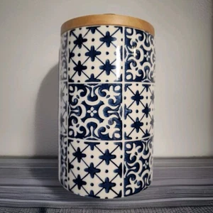 Bote de cerámica American Atelier azul y blanco con tapa de bambú bucle de cuero - Imagen 1 de 12