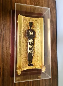A Mummified Egyptian Body on a Lion-Shaped Funerary Bed, encased in Acrylic - Picture 1 of 11