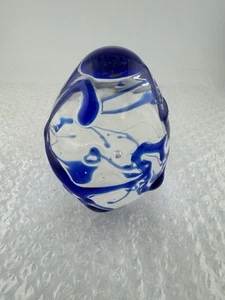 4160 Vtg MCM Art Glass Hand Blown Glass Egg Paperweight With Cobalt Blue Swirls - Picture 1 of 6