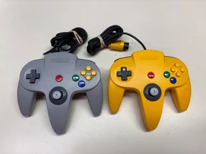 2 AUTHENTIC WIRED NINTENDO 64 N64 CONTROLLERS WORK AND HAVE TIGHT STICKS 9/10 - Bild 1 von 6