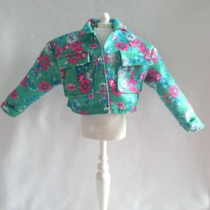 NUOVO! 2021 Barbie Extra Bambola Verde Rosa Fiore Jean Jacket ~ Abbigliamento Top Floreale - Foto 1 di 4