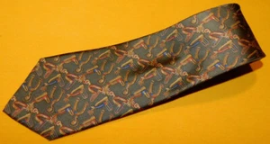 SALVATORE FERRAGAMO HECHO EN ITALIA VERDE/AMARILLO/AZUL CABALLO ESPUELAS MOTIVO CORBATA. - Imagen 1 de 3