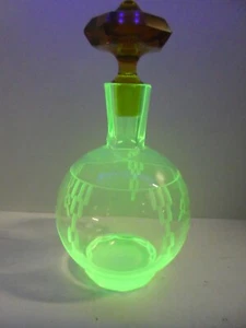 VINTAGE ART DECO URANIUM GREEN ETCHED CUT GLASS DECANTER COCKTAIL BAR AMBER STOP - Picture 1 of 14