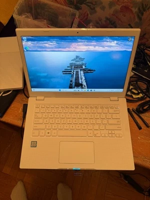 ASUS VivoBook MJ401TA 14" m3-8100Y 4GB 128GB SSD Win 11 Home Foto 1 de 4