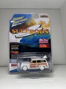 Johnny Lightning Chevy Special Deluxe Woody Surf White Lightning Chase - Picture 1 of 2