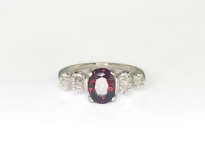 Anillo ovalado de rodolita granate con acentos de baguette de diamantes oro blanco 14k talla 7 - Imagen 1 de 3