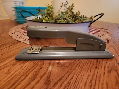 Vintage Swingline 400 Gray Office Stapler Made In USA Long Island 8 1/4” Item 76 - Image 1 of 3