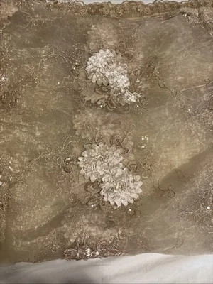 Tela bordada de flores florales 3D de encaje dorado champán 7 pies x 7 pies Foto 1 de 4