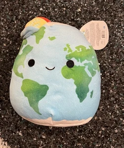 Neu Squishmallow ROMAN Earth Day Globus Plüsch mit gestreifter bestickter Kappe Mütze 8 Zoll - Bild 1 von 5