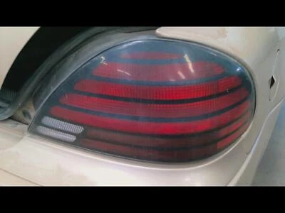Conjunto de luz trasera derecha usado se adapta a: Pontiac Grand AM 2004 cuarto montado en panel Foto 1 de 4